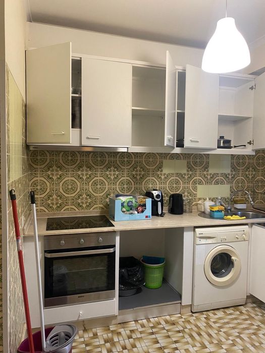 Arrenda-se quarto menina na Av. 1o de Maio