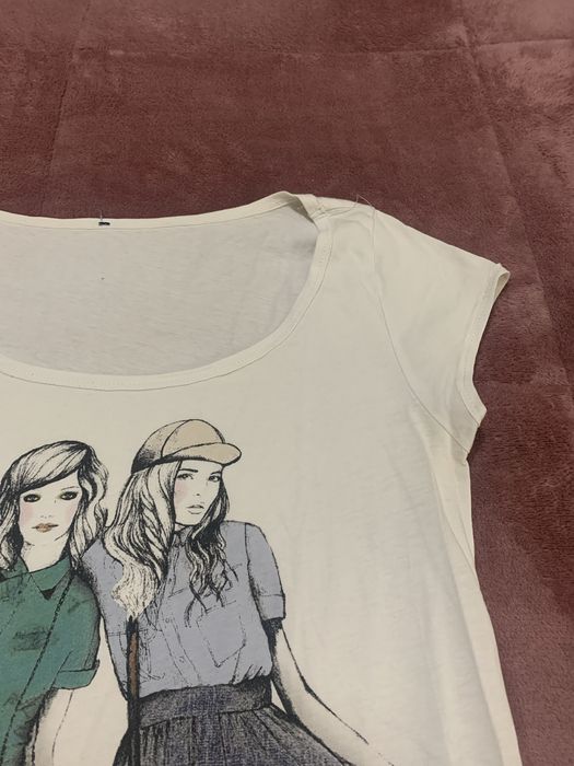 T-shirt Pull&Bear tamanho M fundo branco com desenho de raparigas