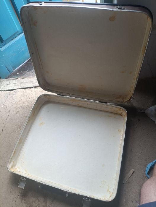 Чемодан, портфель старовинний