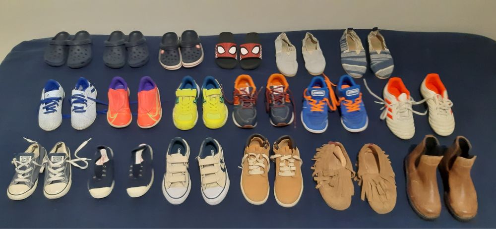Crocs Azuis, Brancos e Vermelhos - Tamanho 28/29