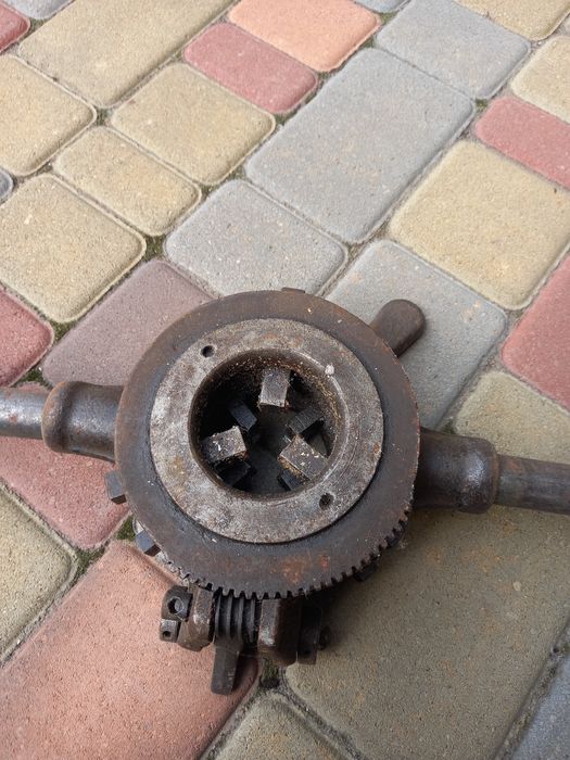 Клупп для нарезки резьбы и лерка