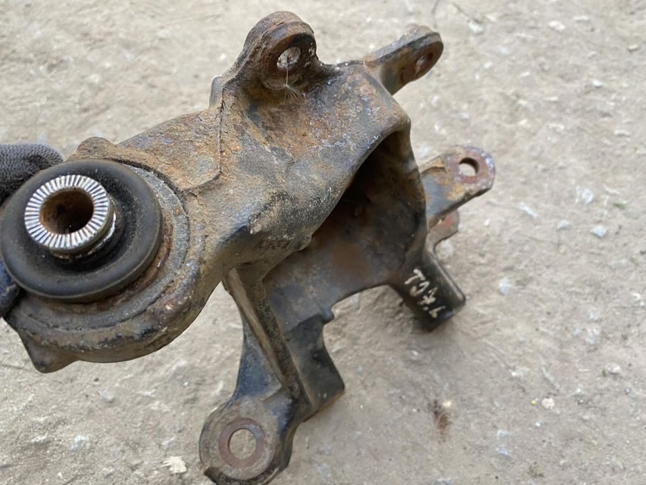 Задня ліва цапфа поворотний кулак тойота авенсіс т27 дизель 2.2