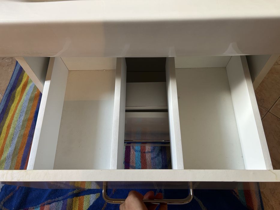 Umuwalka 60 cm z szafka wiszaca