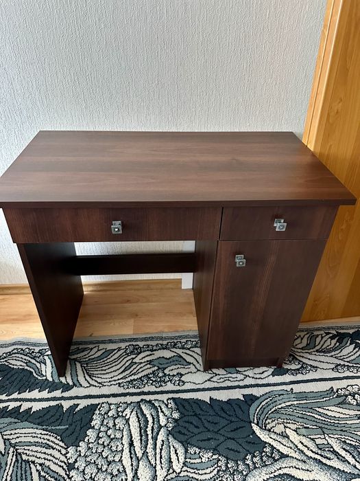 Biurko Rustikal Sierpc 90×50 cm – 2 szuflady + szafka, kolor orzech
