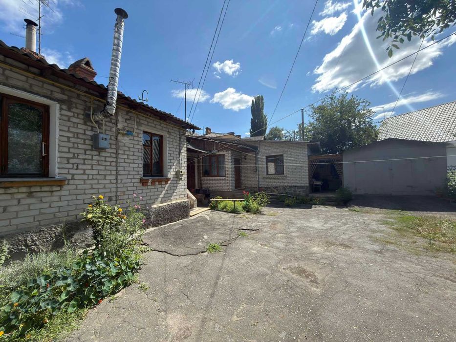 Продам будинок з ділянкою в центрі