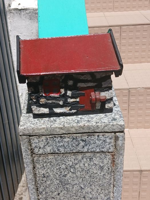 Miniatura de uma casa de pedra.