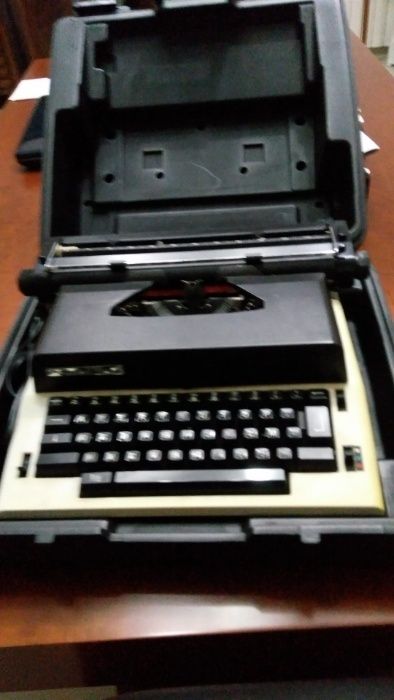 Máquina de Escrever Eléctrica (Typewriter) UNDERWOOD