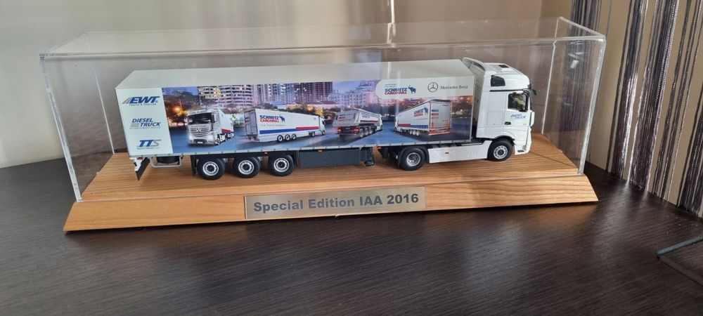 Model ciągnika Mercedes z naczepą Schmitz Cargobull