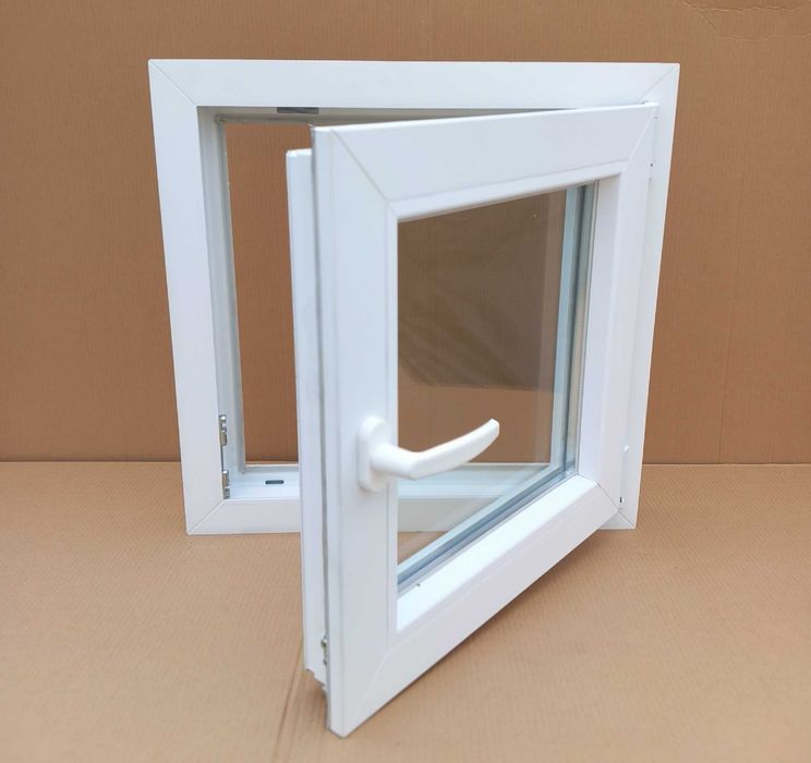 Okno PCV 90 x 90 cm białe szyba podwójna otwierane i uchylne.
