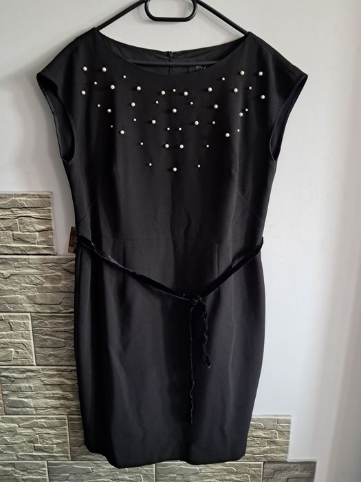 Czarna sukienka z perełkami r 44