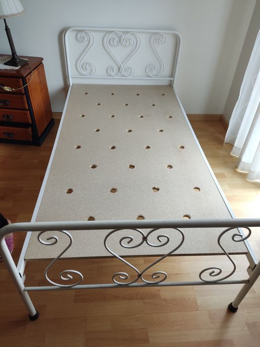 Cama de solteiro em ferro, com colchão e estrado