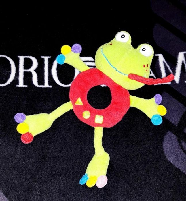 Мягкая развивающая игрушка погремушка лягушка