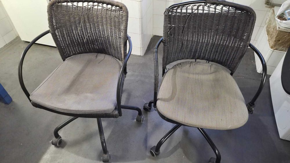 2 cadeiras usadas com rodas e elevaçao