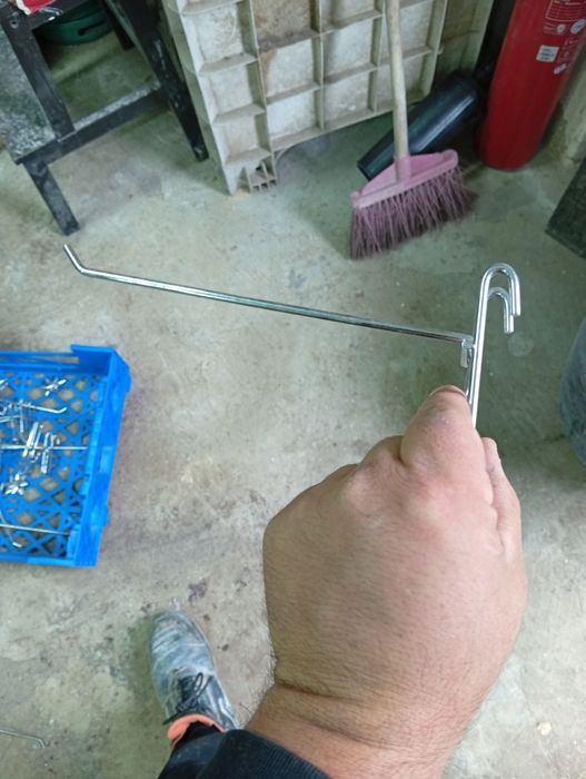 Vendo suportes para prateleiras de loja