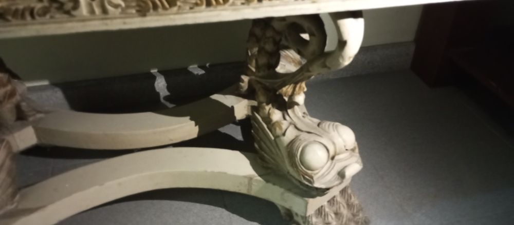 Mesa baixa com tampo em mármore