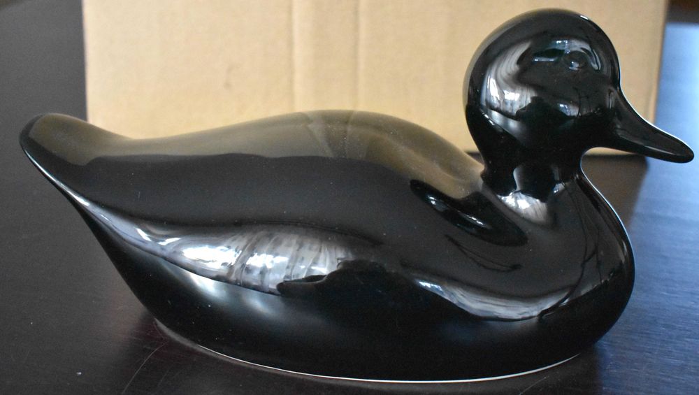 Czarna ceramiczna kaczka