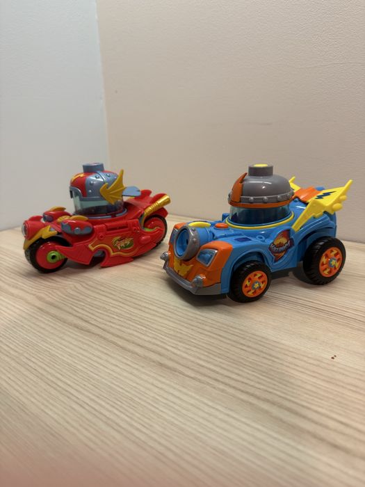 Pojazdy Supetrhings Speed Fury i Kazoom Racer