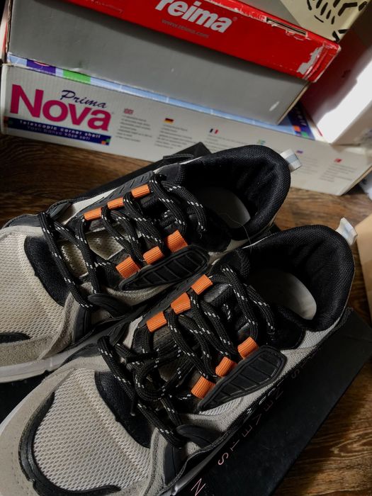 Женские кроссовки