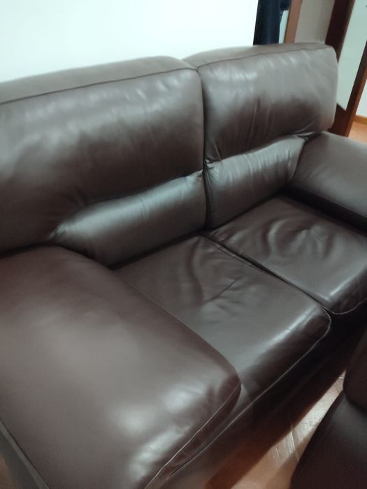 Sofás em pele castanhos - 2 e 3 lugares