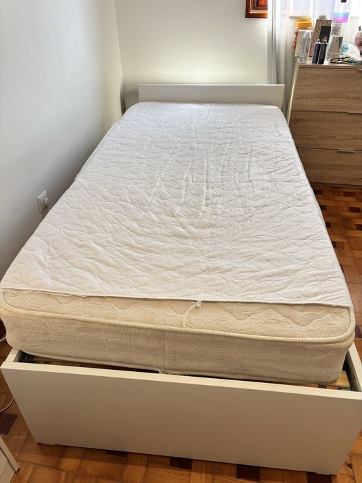 Cama , colchao e mesinha de cabeceira