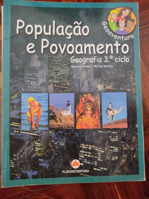 Livros escolares de diferentes anos de ensino e disciplinas