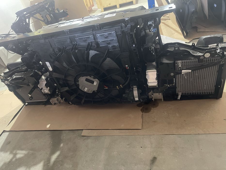 Передня панель телевізор радіатори BMW G05 G06 G07 X5 X6 X7 LCI