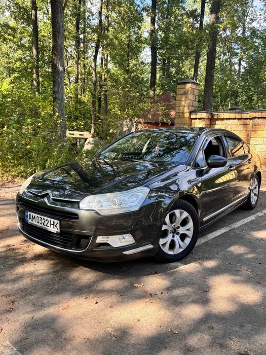 Продам власний автомобіль . Обслуговувався вчасно . На повному ходу