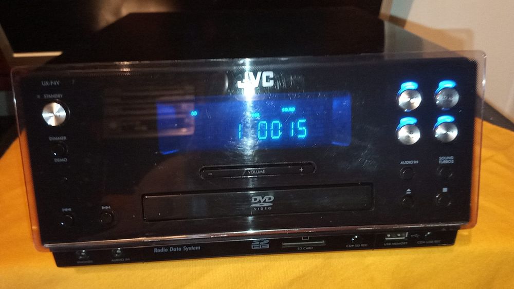 Amplificador com leitor de CDs e DVD's e pen