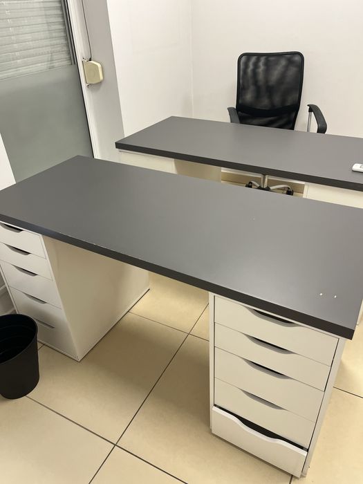 Biurka z Ikea z kontenerkami białymi