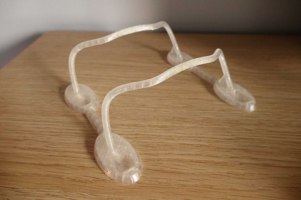 Minimalistyczna podstawka pod 2 pady XBOX Series S/X lub PS5