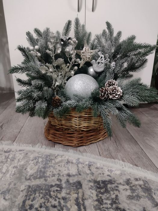 Новорічна композиція в плетеному кошику