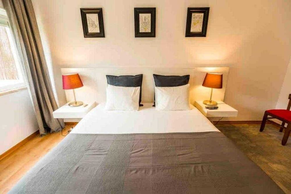 Cama de casal+ cabeceira+colchão