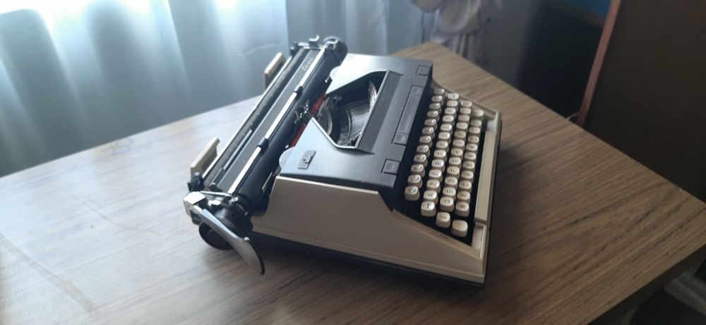 Gira discos e máquinas de escrever