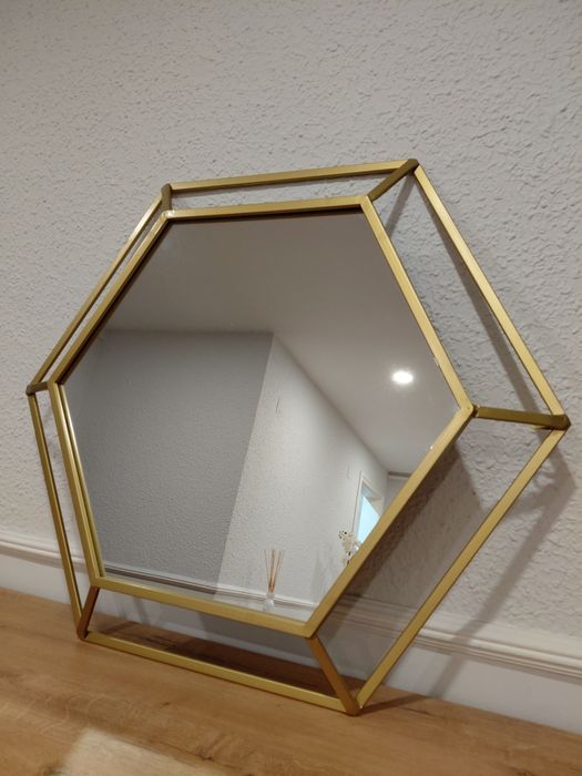 Espelho com moldura em dourado