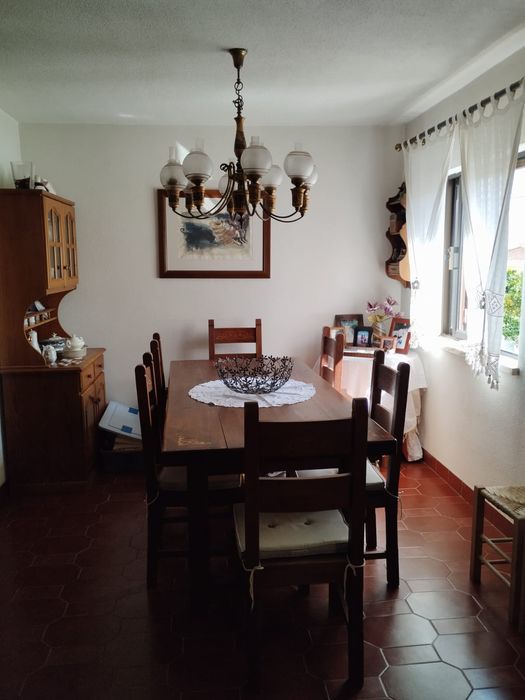 Mesa maciça e 6 cadeiras
