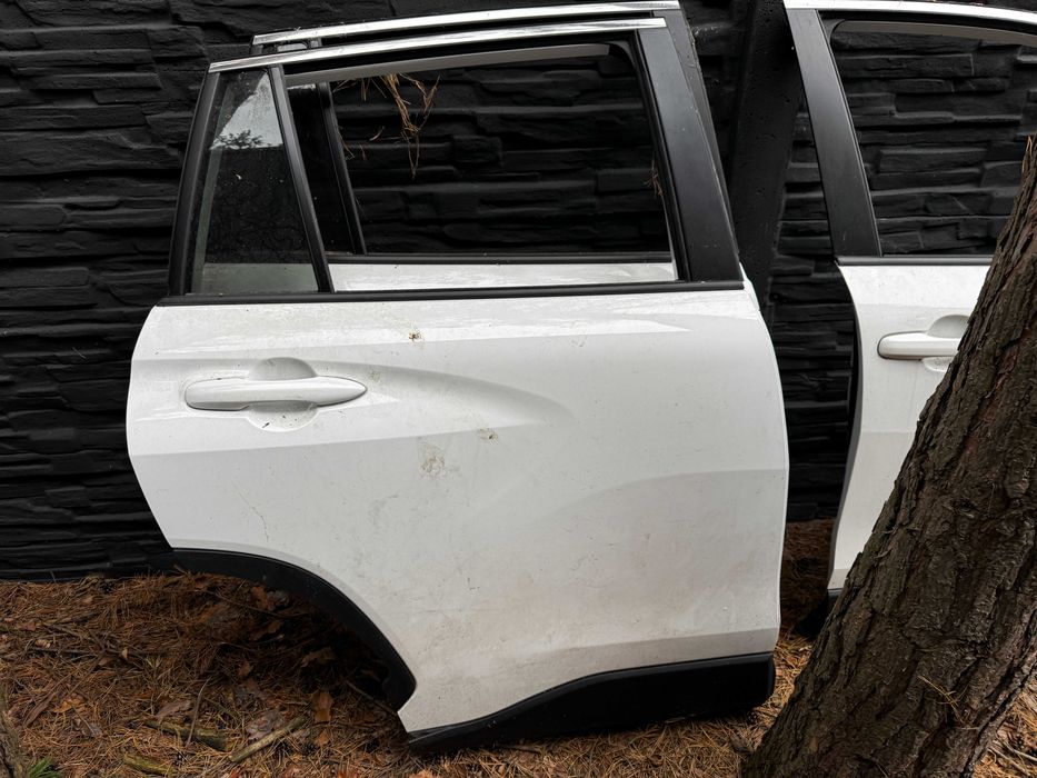 Drzwi kompletne Corolla Cross kolor 040