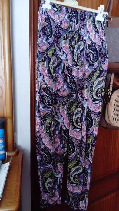 Calças de tecido coloridas e frescas