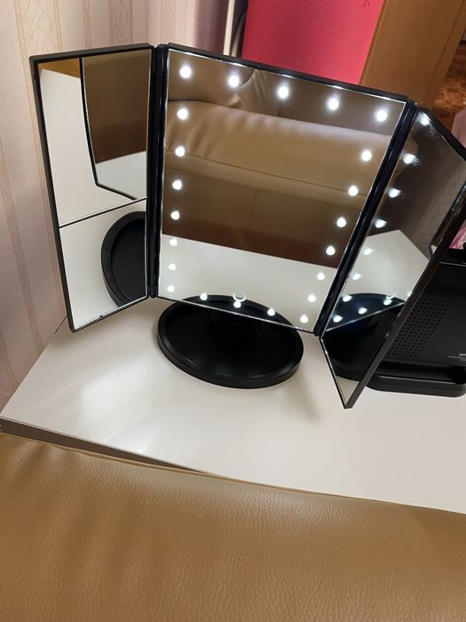 Зеркало с подсветкой косметическое