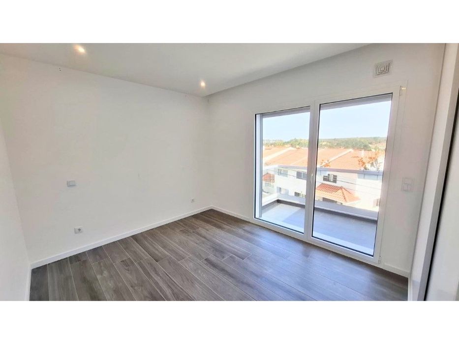 Apartamento T3 com varanda, garagem fechada em condomínio com piscina