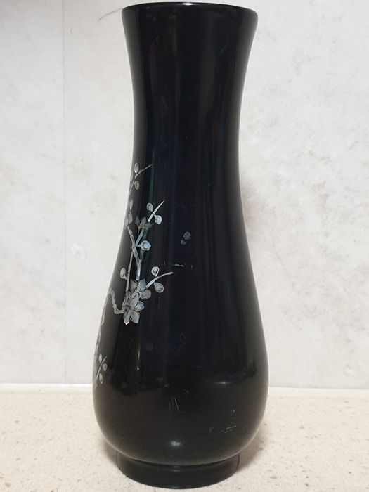 Linda jarra asiática vintage em madeira lacada com  madrepérola