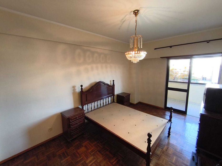 Cama de casal com 2 mesas de cabeceira + cómoda