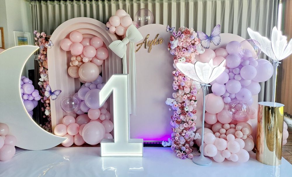 Ścianka balonowa skrzydła napis led motyle chrzest komunia urodziny