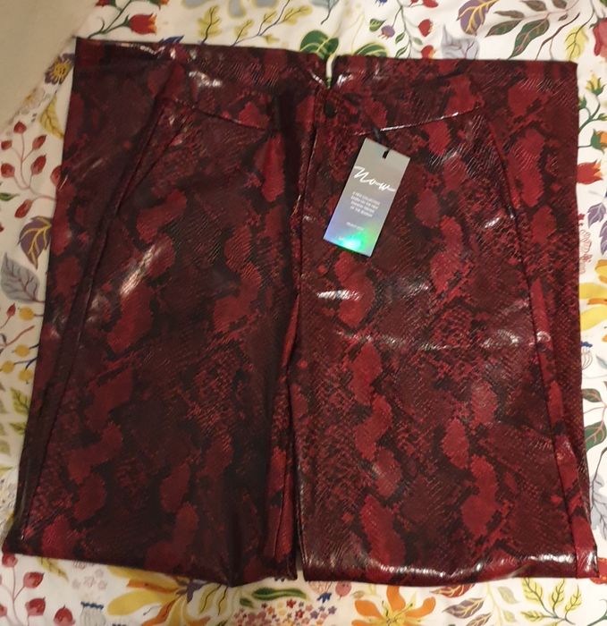 Calças em pele vermelha e preto