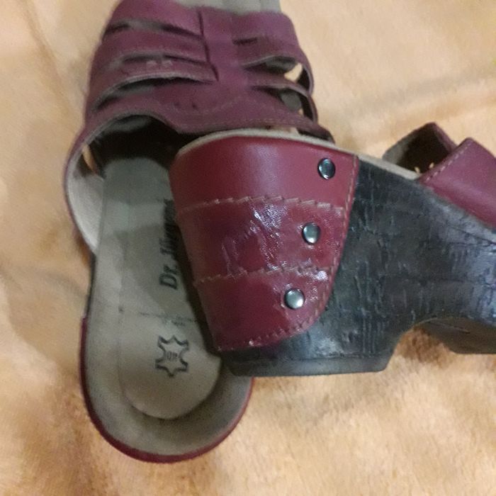 Różowe skórzane klapki na koturnie rozmiar 40