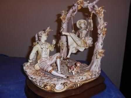 Linda Estatueta em Porcelana Finíssima