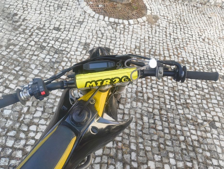 Suzuki rmz 250 matriculada com luzes troco por n-max ou x-max  ou parecido