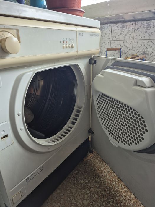 Máquina de Secar AEG avariada