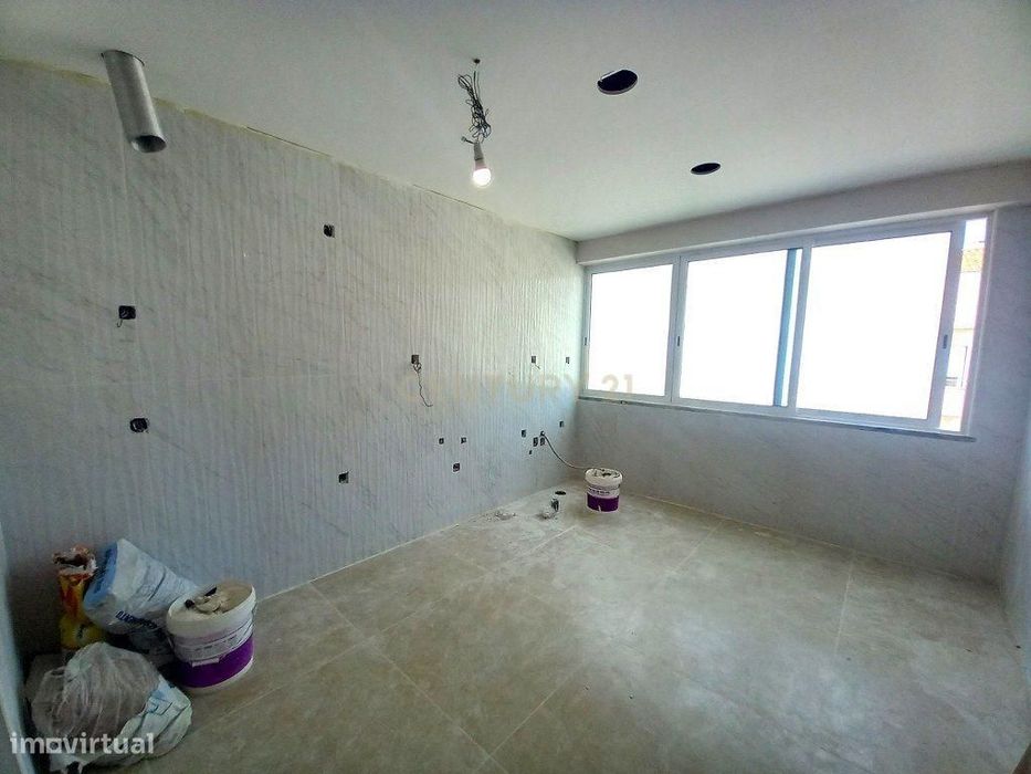 T2 Totalmente Remodelado no Carregado – Cozinha Equipada e Excelente A