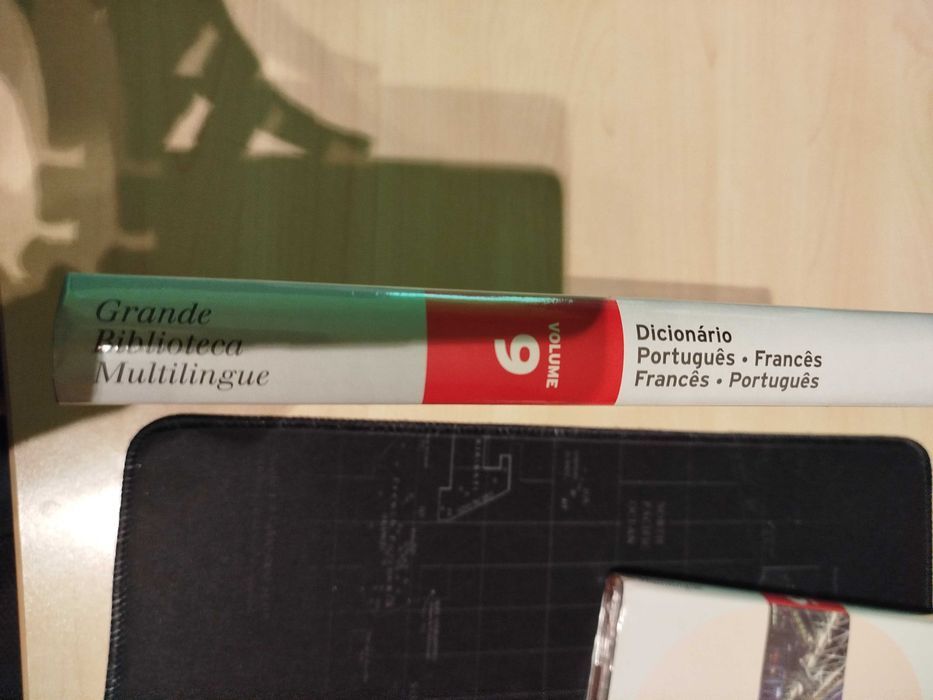 Dicionário e livro de gramática língua francesa