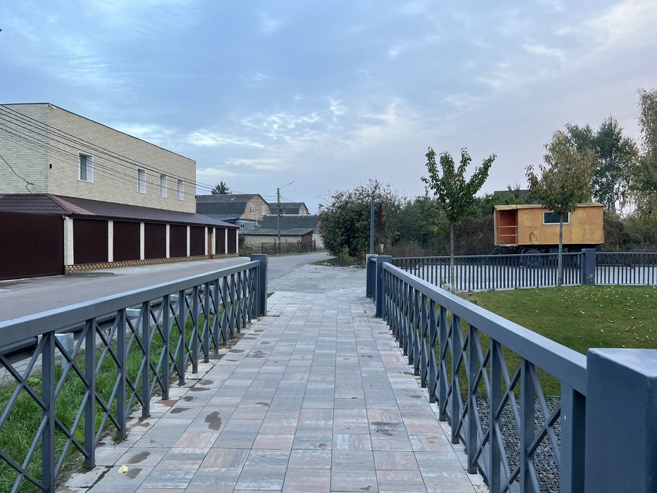 По земел уч 23сот в самом селе Погребы возле самого города Киева